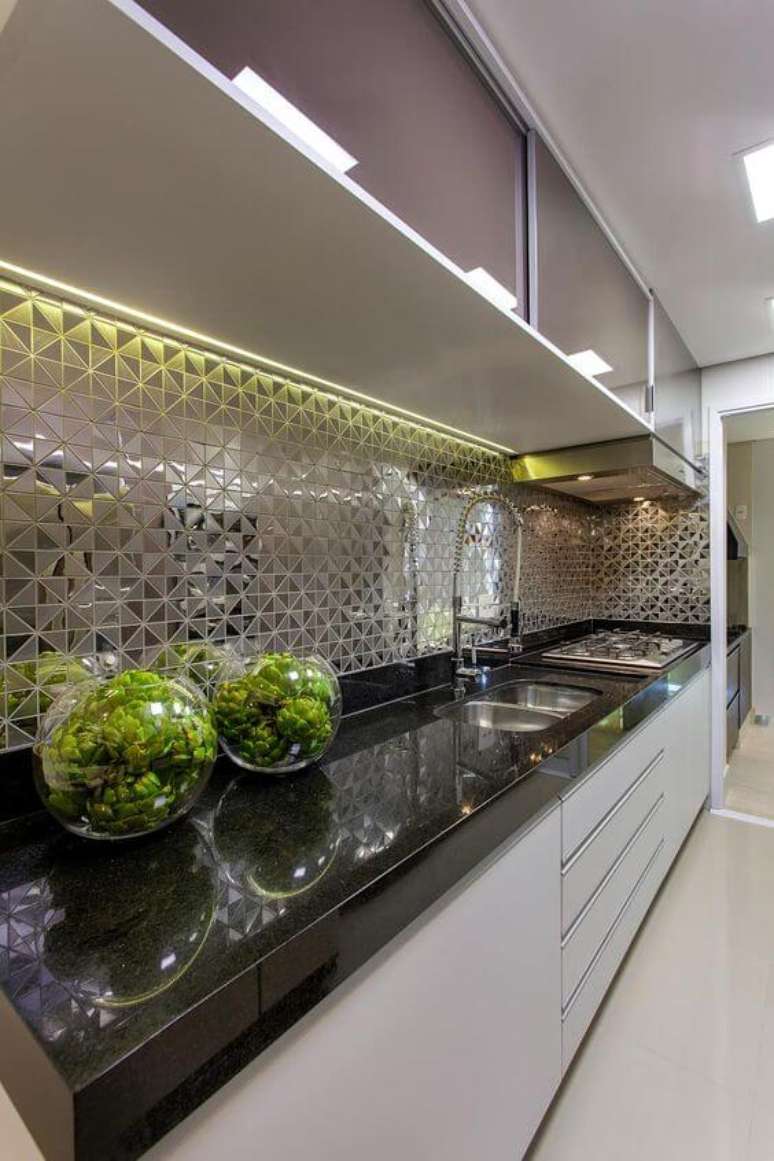 35. Azulejo 3D metalizado na cozinha moderna- Foto Homify