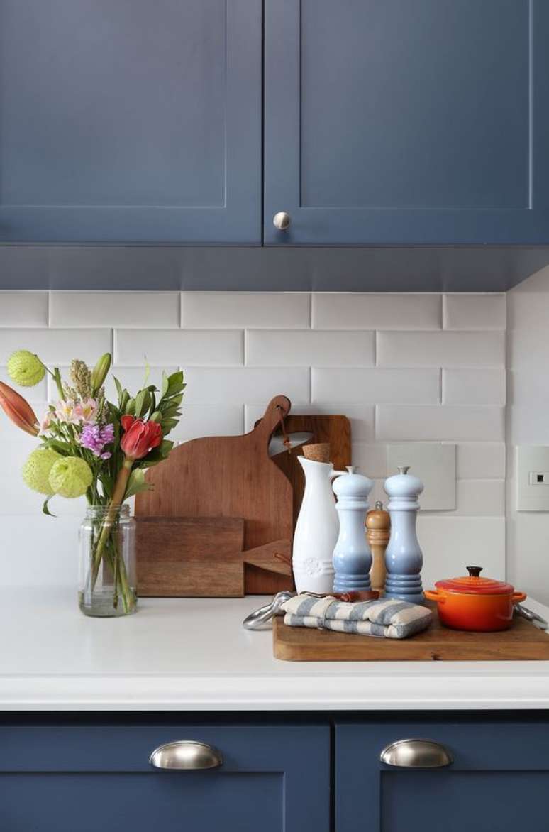 50. Cozinha azul com azulejo 3D – Foto Casa de Valentina