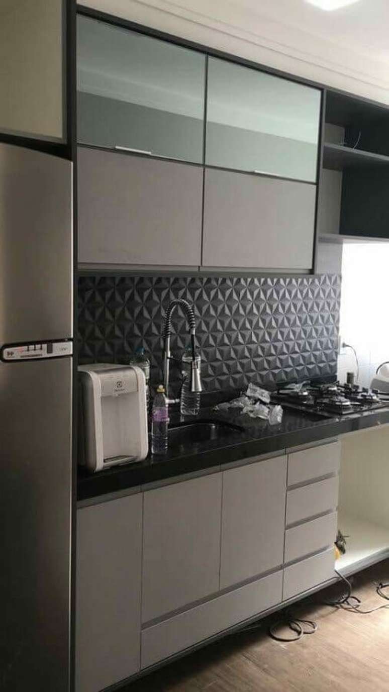 20. Decora&ccedil;&atilde;o moderna com arm&aacute;rios cinza e cer&acirc;mica de cozinha preto 3D &ndash; Foto Pinterest