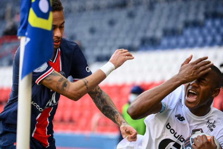 Neymar foi expulso na partida contra o Lille (Foto: FRANCK FIFE / AFP)