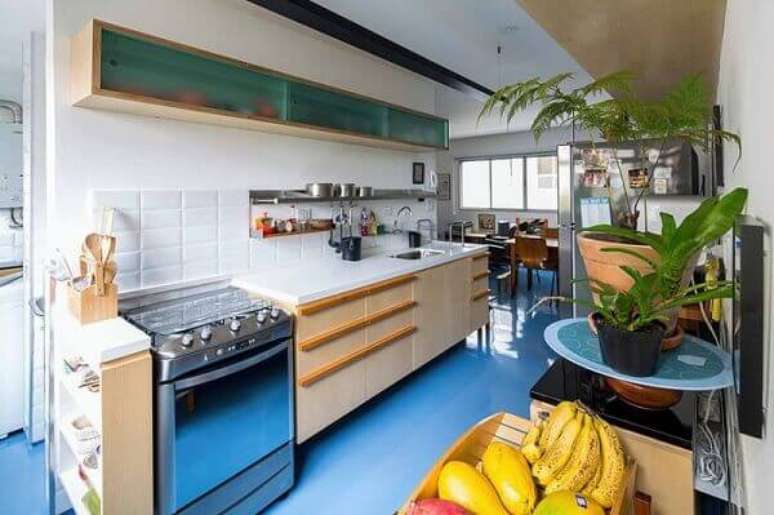 34. O piso colorido em porcelanato líquido pode ser aplicado em ambientes sujeitos a umidade como cozinha. Fonte: Pinterest