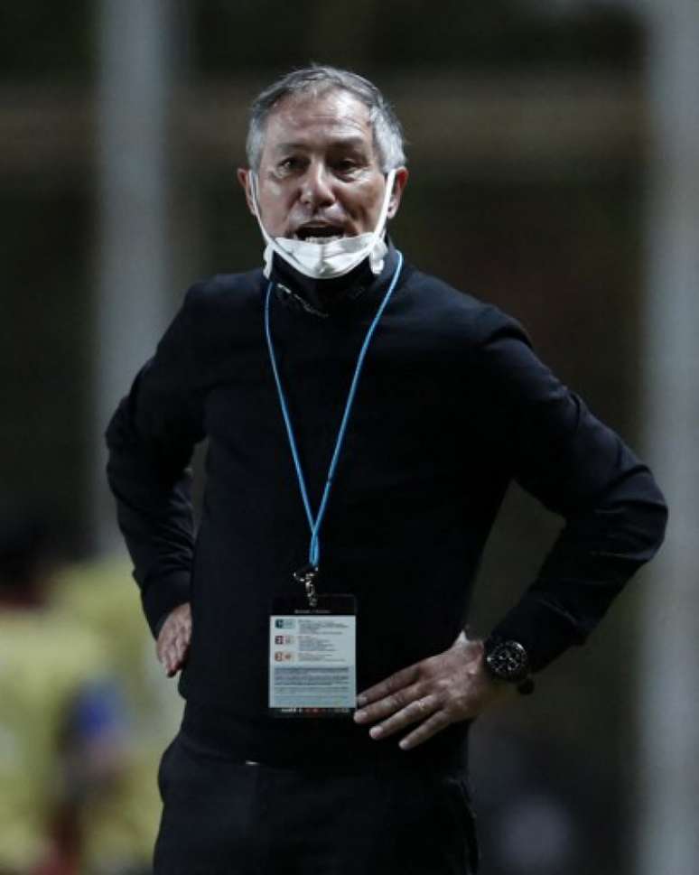 Técnico Ariel Holan tem apenas cinco jogos no comando do Santos (Foto: Natacha Pisarenko / AFP / POOL)