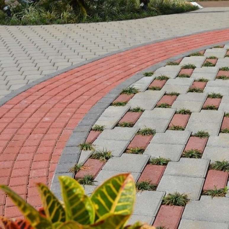 41. O piso colorido intertravado forma lindas composições no chão da área externa com jardim. Fonte: Betonart Concretos
