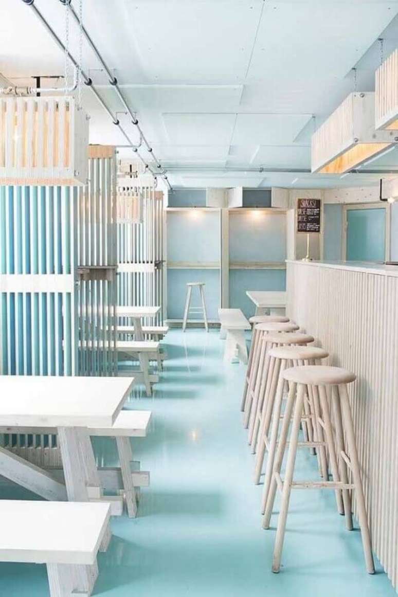 50. Aposte no piso colorido em porcelanato l&iacute;quido para o estabelecimento comercial. Fonte: Ideias Decor