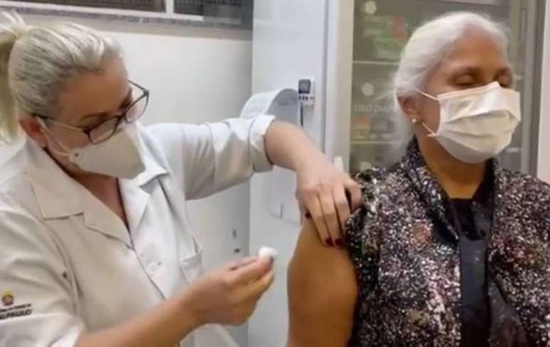 Fafá de Belém sendo vacinada contra a covid-19 em posto de saúde 
