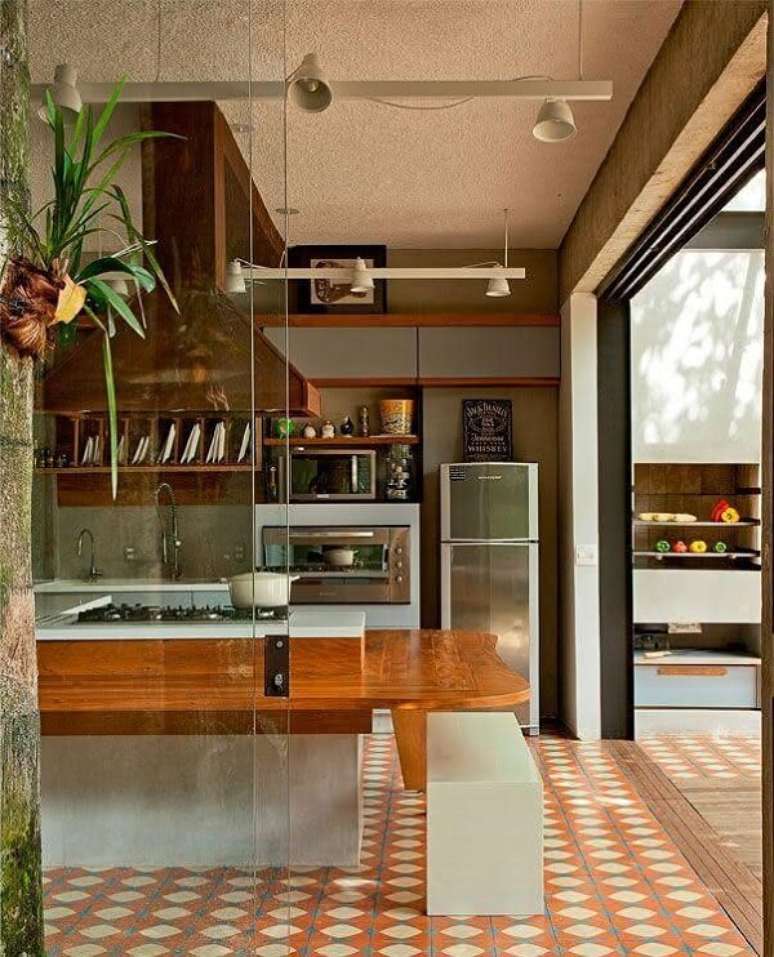 42. Modelo de piso colorido cozinha em tons terrosos deixa o ambiente mais descontraído. Fonte: Pinterest
