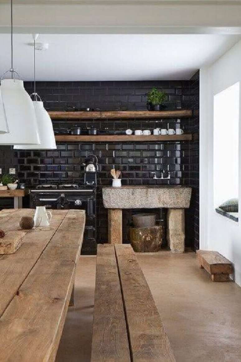 18. Cozinha com azulejo 3D preto com mesa de madeira – Foto RevistaVD