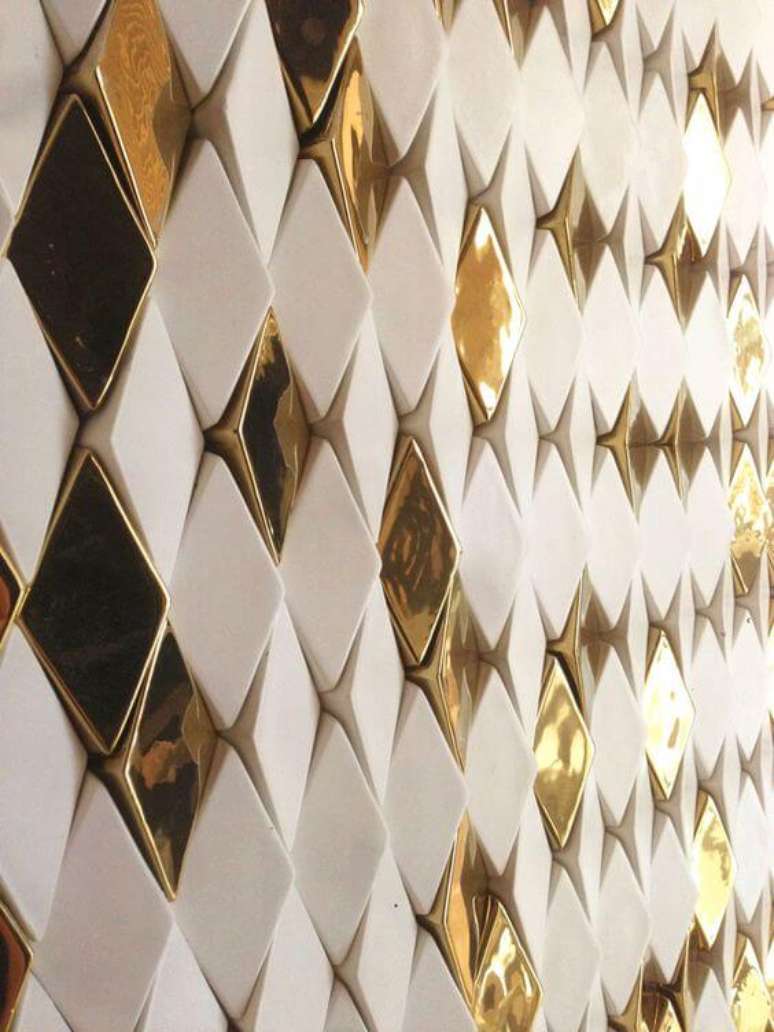 34. Azulejo 3D dourado e branco para sala – Foto Yatzer