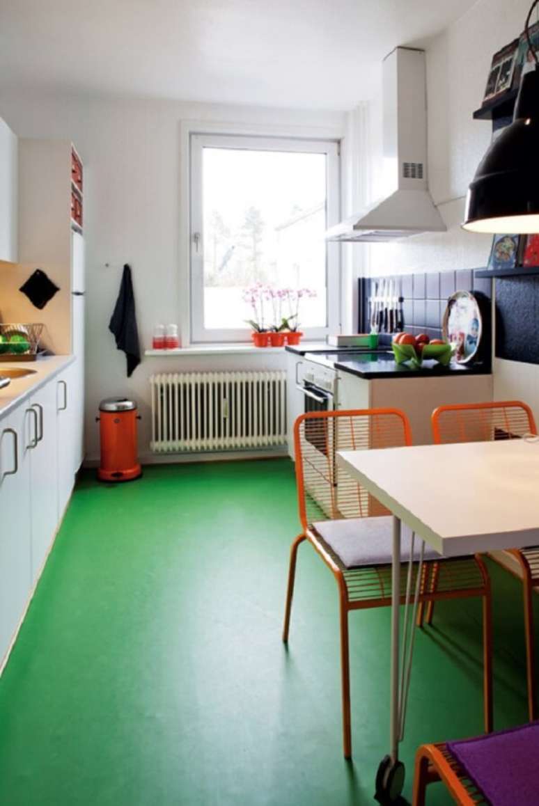 13. Piso queimado colorido em tom verde traz descontração para a decoração da cozinha. Fonte: Pinterest