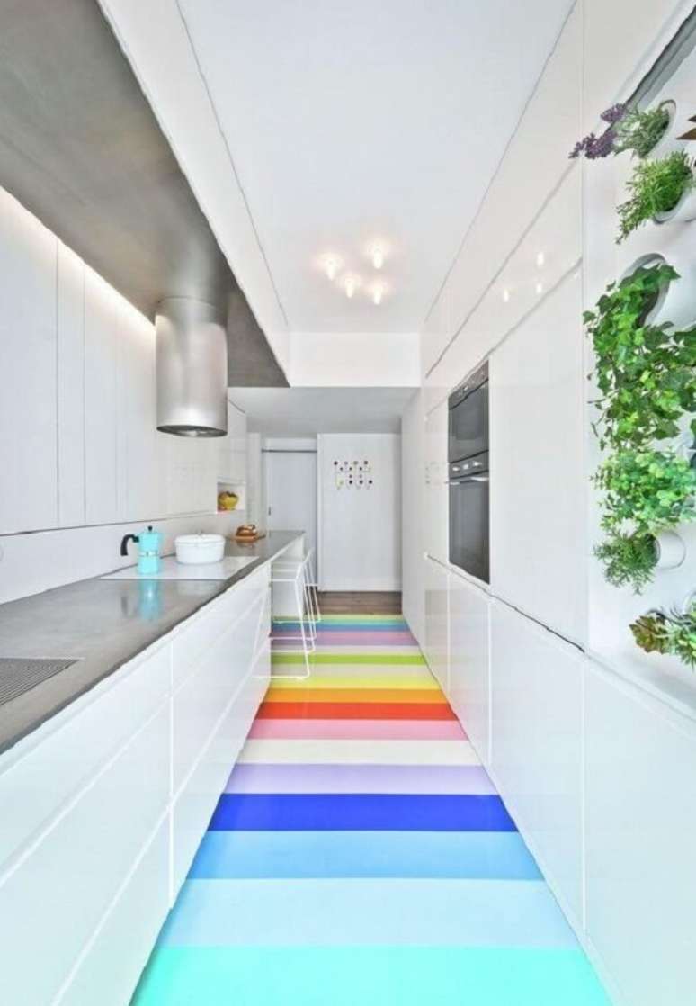 1. Use o piso colorido e quebre a neutralidade da decoração. Fonte: Pinterest
