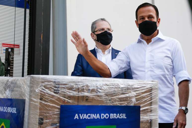 O secretário estadual de Saúde, Jean Gorinchteyn (e), o governador de São Paulo, João Doria (PSDB), participam da entrega de mais 1 milhão de doses da vacina CoronaVac para o Ministério da Saúde