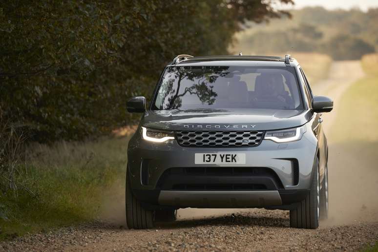 Land Rover Discovery ganhou novos faróis em LED e grade repaginada. 