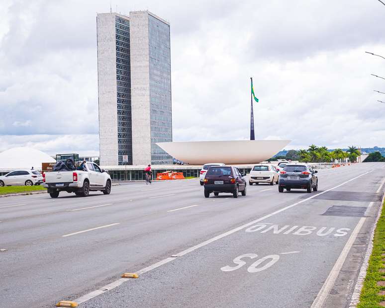 Com a nova lei, quem cometer uma infração de trânsito leve ou média poderá ser punido apenas com uma advertência por escrito.