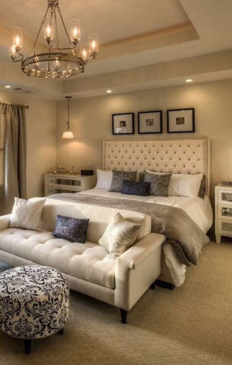 19. Cabeceira capiton&ecirc; para decora&ccedil;&atilde;o cl&aacute;ssica de quarto bege de casal &ndash; Foto: Jeito de Casa