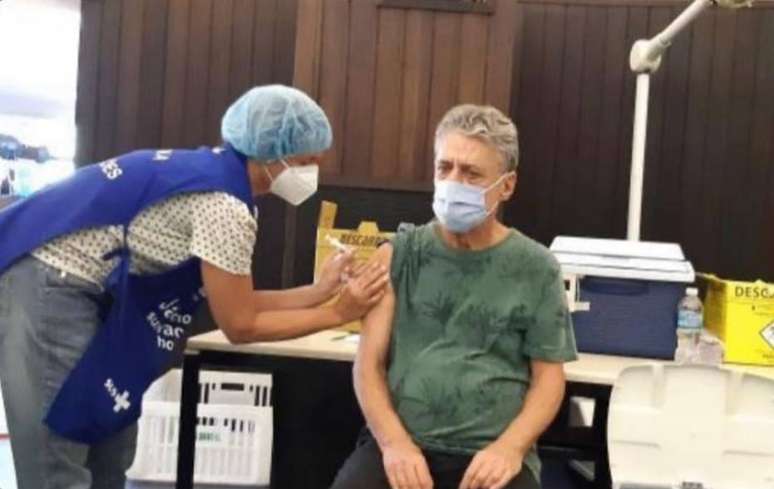 Chico Buarque compartilhou uma foto sendo vacinado nas suas redes sociais