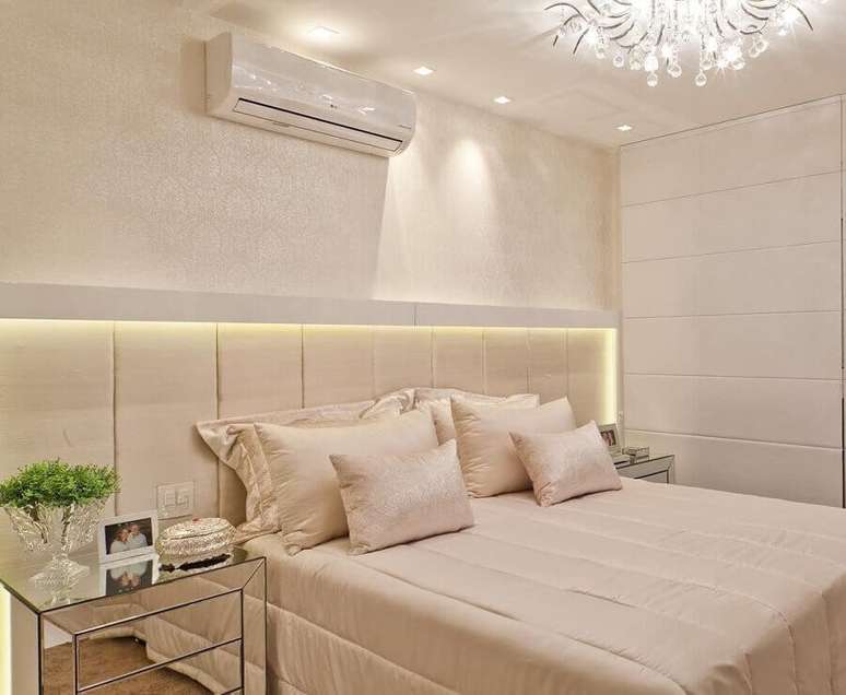 22. Decora&ccedil;&atilde;o clean com criado mudo espelhado para quarto bege de casal com cabeceira planejada &ndash; Foto: Arq MBaptista