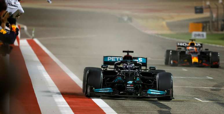Lewis Hamilton venceu incrível duelo com Max Verstappen para triunfar no Bahrein 
