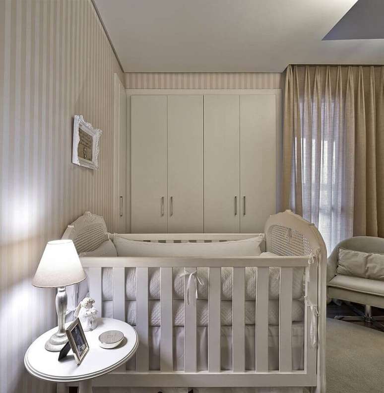 39. Decora&ccedil;&atilde;o de quarto de beb&ecirc; bege e branco com papel de parede listrado &ndash; Foto: Ideias Decora&ccedil;&atilde;o