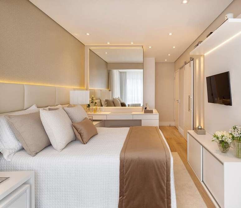 37. Painel de TV para decora&ccedil;&atilde;o de quarto bege e branco com cabeceira estofada &ndash; Foto: Decor Salteado