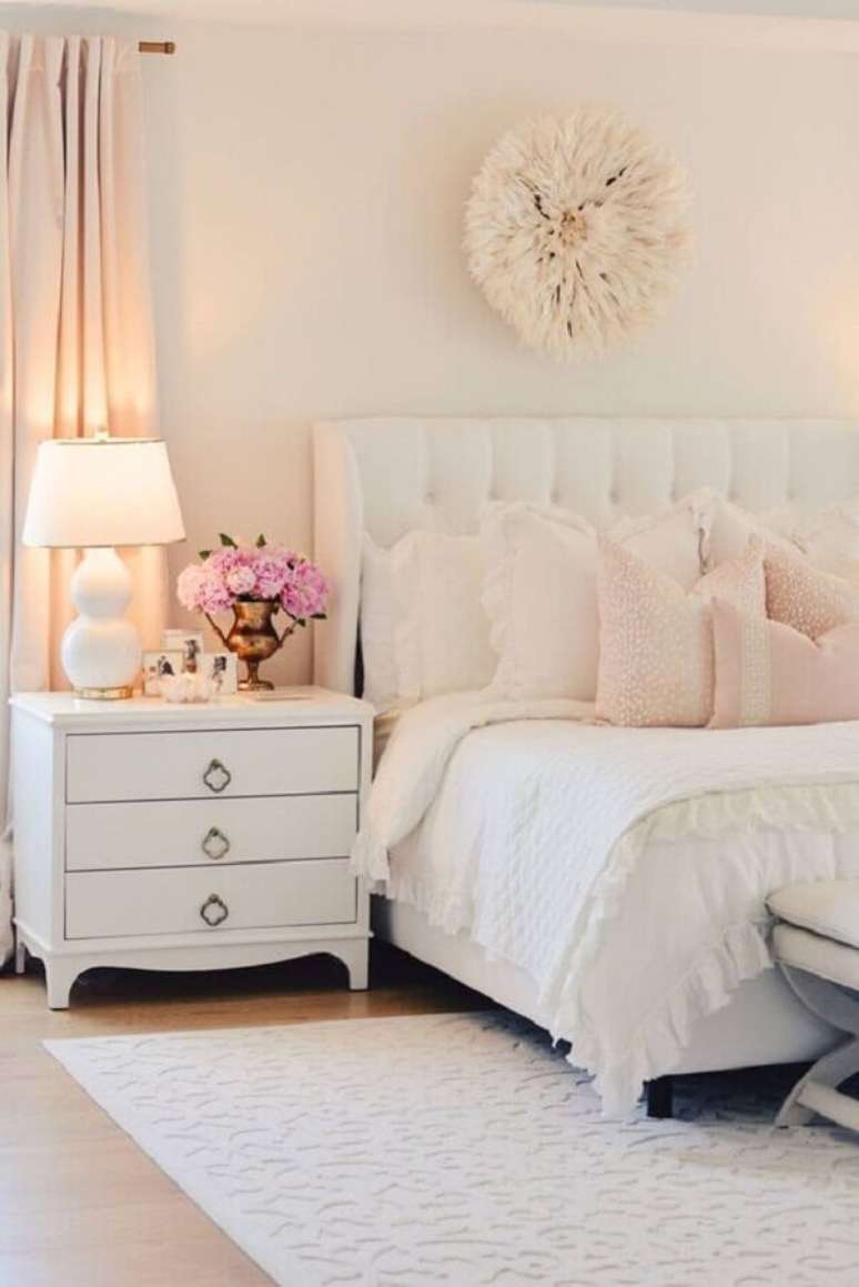 9. As almofadas em rosa claro dão um ar ainda mais romântico para o quarto bege decorado com cabeceira capitonê – Foto: Better Homes and Gardens