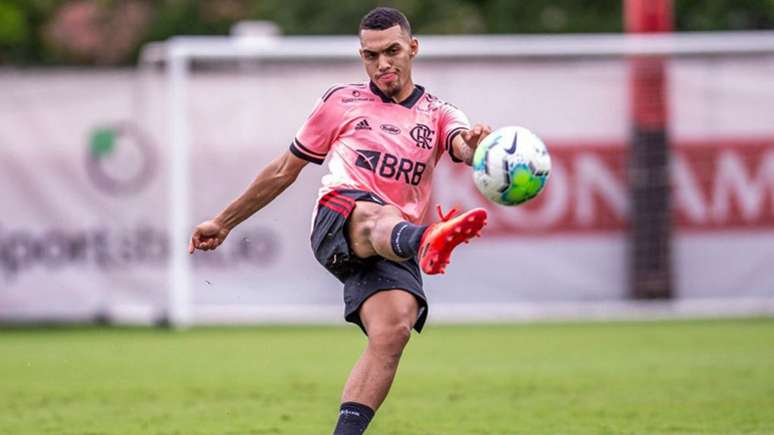 Reserva de Isla, Matheuzinho deve ser relacionado para o jogo contra o Palmeiras (Foto: Marcelo Cortes/CRF)