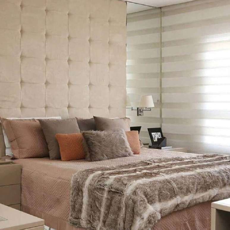 16. Almofadas para quarto bege decorado com parede estofada &ndash; Foto: Jeito de Casa