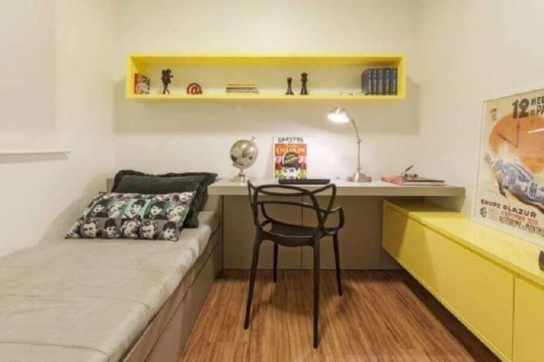 12. Decoração simples para quarto bege e amarelo de solteiro – Foto: AMIS Arquitetura