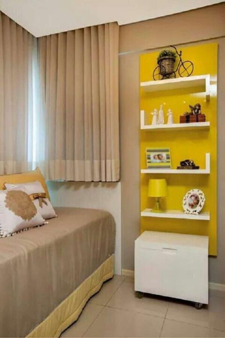6. Decoração de quarto de solteiro bege com detalhes em amarelos – Foto: Pinterest