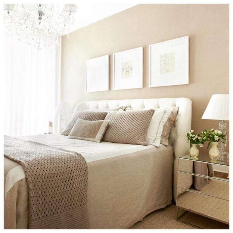 50. Criado mudo espelhado para decora&ccedil;&atilde;o de quarto de casal bege com cabeceira estofada &ndash; Foto: Pinterest