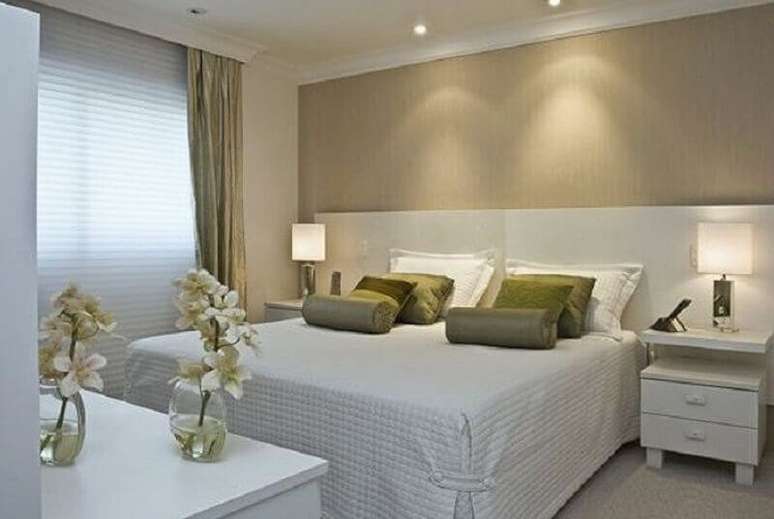 17. Almofadas verdes para decora&ccedil;&atilde;o de quarto bege e branco &ndash; Foto: Pinterest