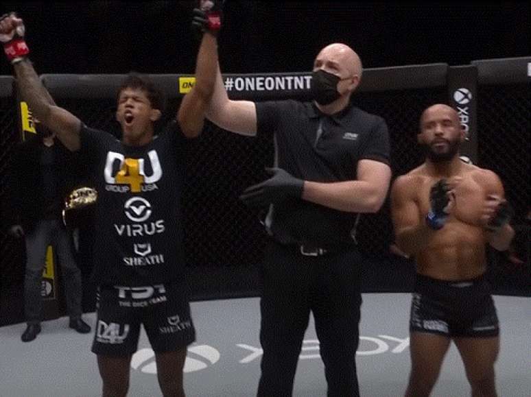 Brasileiro Adriano Moraes se tornou o primeiro atleta a nocautear Demetrious Johnson (Foto reprodução)