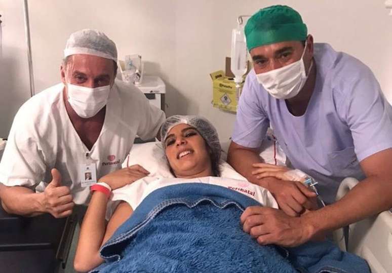 Os jornalistas Andréia Sadi e André Rizek com o ginecologista obstetra Dr. Renato Kalil, que foi responsável pelo parto dos gêmeos
