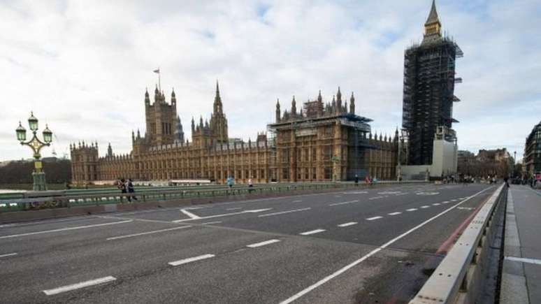 Ruas de Londres ficaram desertas durante lockdown; após meses de fechamento, Reino Unido inicia relaxamento das medidas restritivas