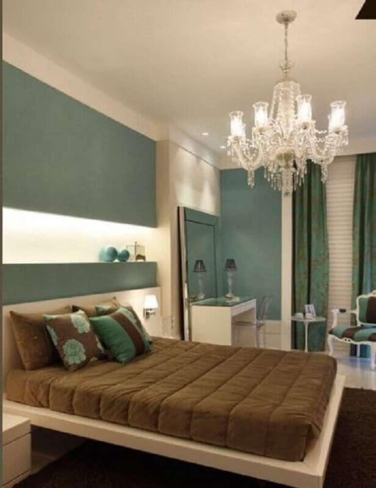21. Decoração de quarto bege e verde com lustre de cristal e cama suspensa – Foto: Pinterest