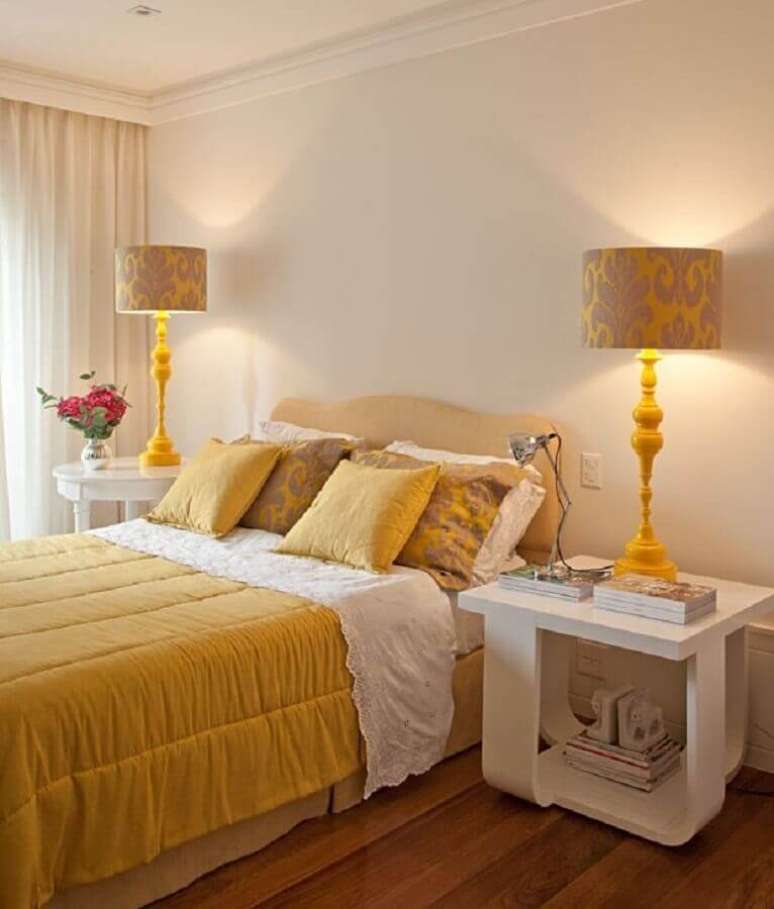 15. Decoração de quarto bege e amarelo com abajur grande – Foto: Jeito de Casa