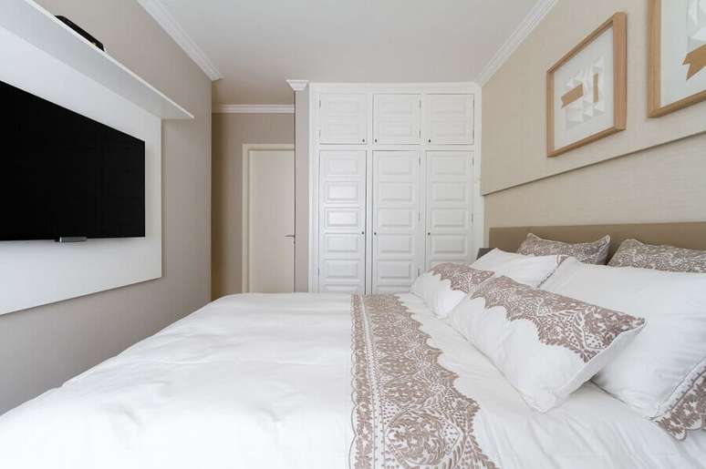 8. Painel de TV para decora&ccedil;&atilde;o de quarto de casal bege e branco &ndash; Foto: Bordin Soares