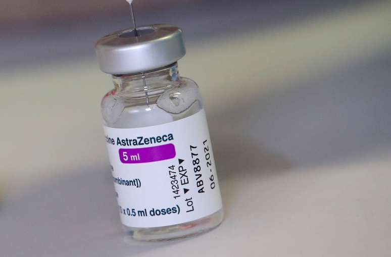 Frasco da vacina contra Covid-19 da AstraZeneca em centro de vacinação em Ronquieres, na Bélgica
06/04/2021 REUTERS/Yves Herman