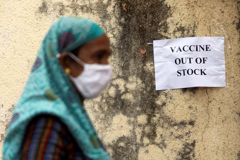 Cartaz que informa sobre falta de vacinas contra Covid-19 em centro de vacinação em Mumbai, na Índia
08/04/2021 REUTERS/Francis Mascarenhas