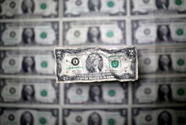 Dólar cai ante o real nos primeiros negócios repercutindo exterior positivo REUTERS/Dado Ruvic/Illustration/File Photo