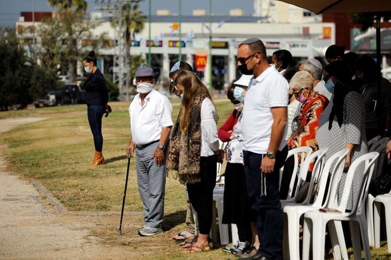 Pessoas param para fazer 2 minutos de silêncio para lembrar o Holocausto em Ashkelon, Israel
08/04/2021 REUTERS/Amir Cohen