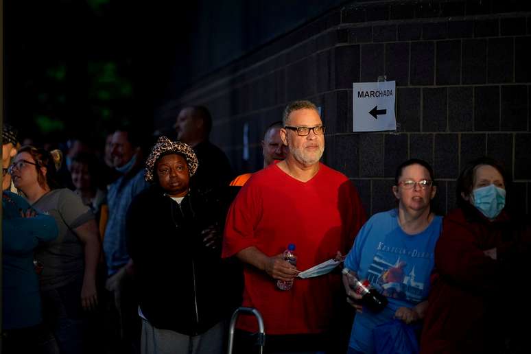 Pessoas fazem fila no Kentucky Career Center em busca de ajuda com seus pedidos de auxílio-desemprego. REUTERS/Bryan Woolston/File Photo/File Photo