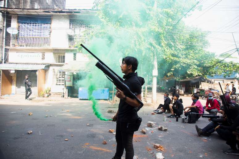 Manifestante segura arma caseira feita com canos durante protesto contra golpe militar em Mianmar
03/04/2021 REUTERS/Stringer