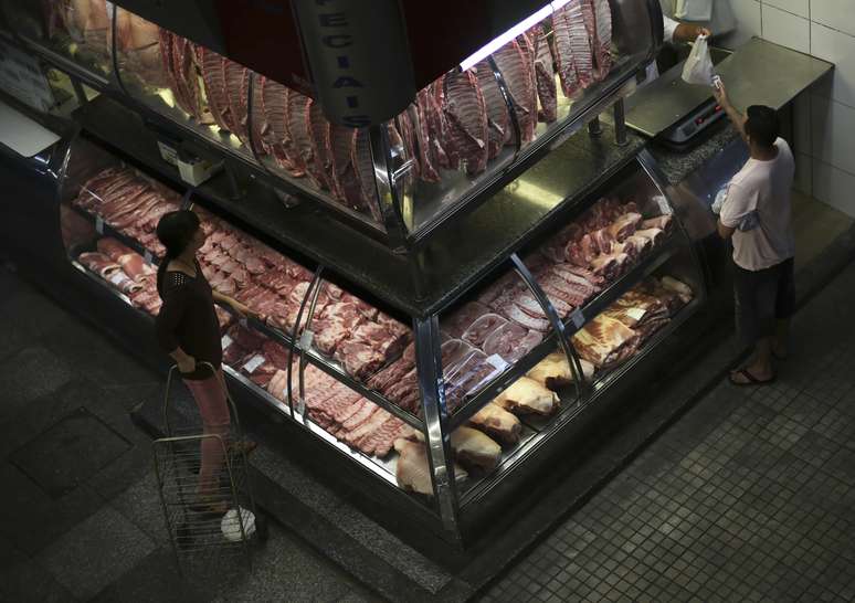 Pessoas compram carne em açougue no Mercado Municipal de São Paulo; preços dos alimentos, incluindo carnes, seguem sob pressão
REUTERS/Nacho Doce
