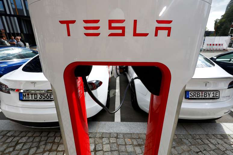 Logotipo da Tesla em equipamento de reabastecimento de veículos elétricos. 10/9/2020. REUTERS/Michele Tantussi