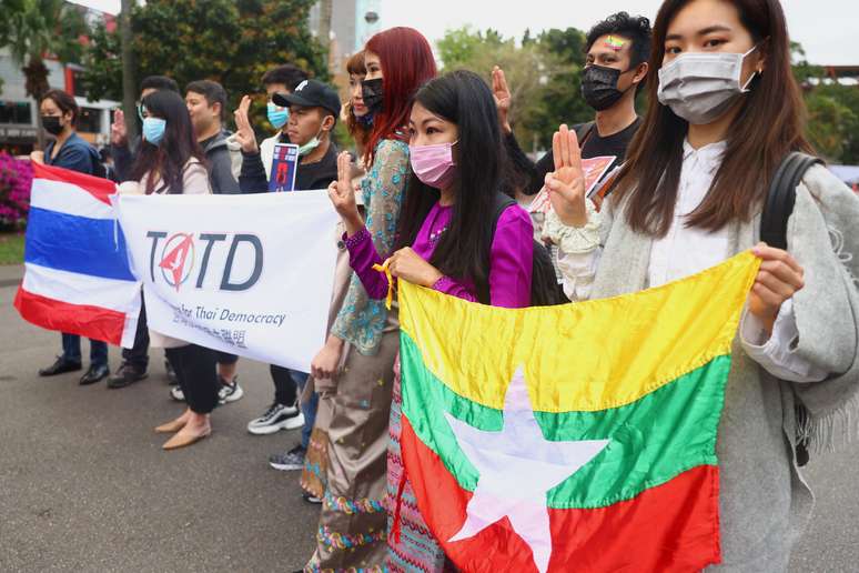 Pessoas protestam contra o golpe militar de Mianmar como parte de manifestações conjuntas da Milk Tea Alliance em Taipei, Taiwan, 28/02/2021. REUTERS/Ann Wang