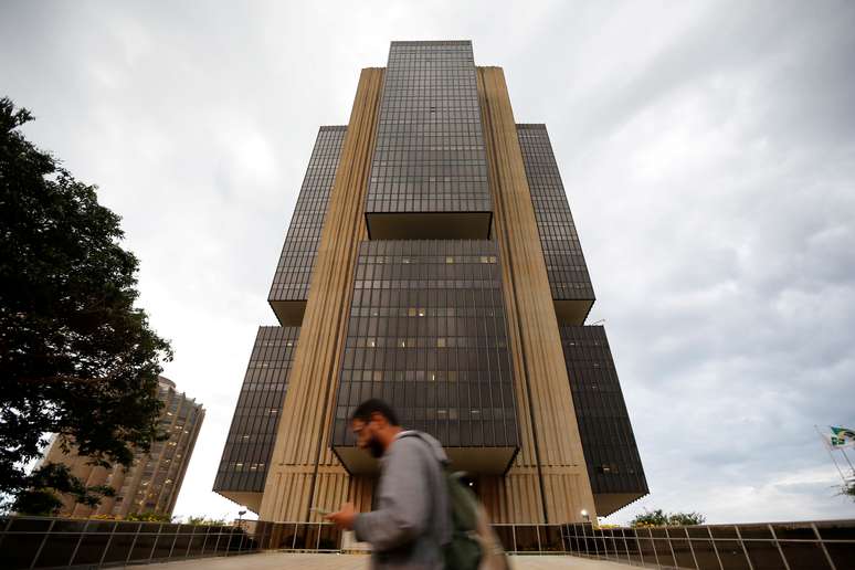 FILE PHOTO: A man walks in front the Central bank headquarters building in Brasilia, Brazil October 29, 2019.REUTERS/Adriano Machado/File Photo