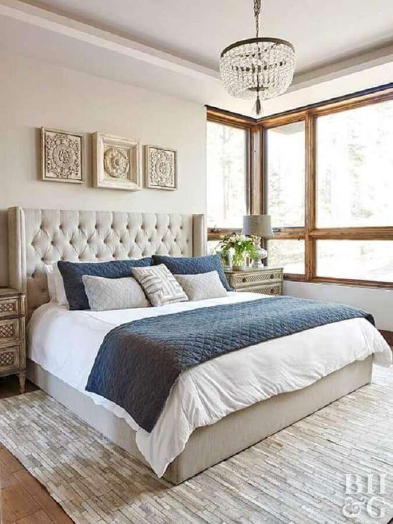 18. Cabeceira capiton&ecirc; para decora&ccedil;&atilde;o de quarto de casal bege e azul &ndash; Foto: Better Homes and Gardens