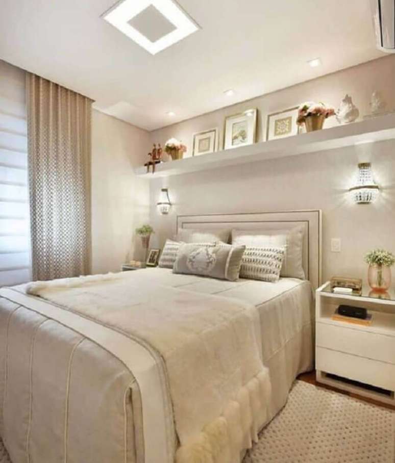 1. Arandela de cristal para decoração de quarto bege de casal sofisticado – Foto: Jeito de Casa