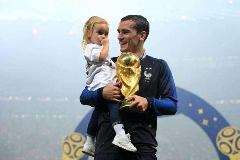 Griezmann com a primogênita Mia, que atualmente tem cinco anos (Foto: AFP)