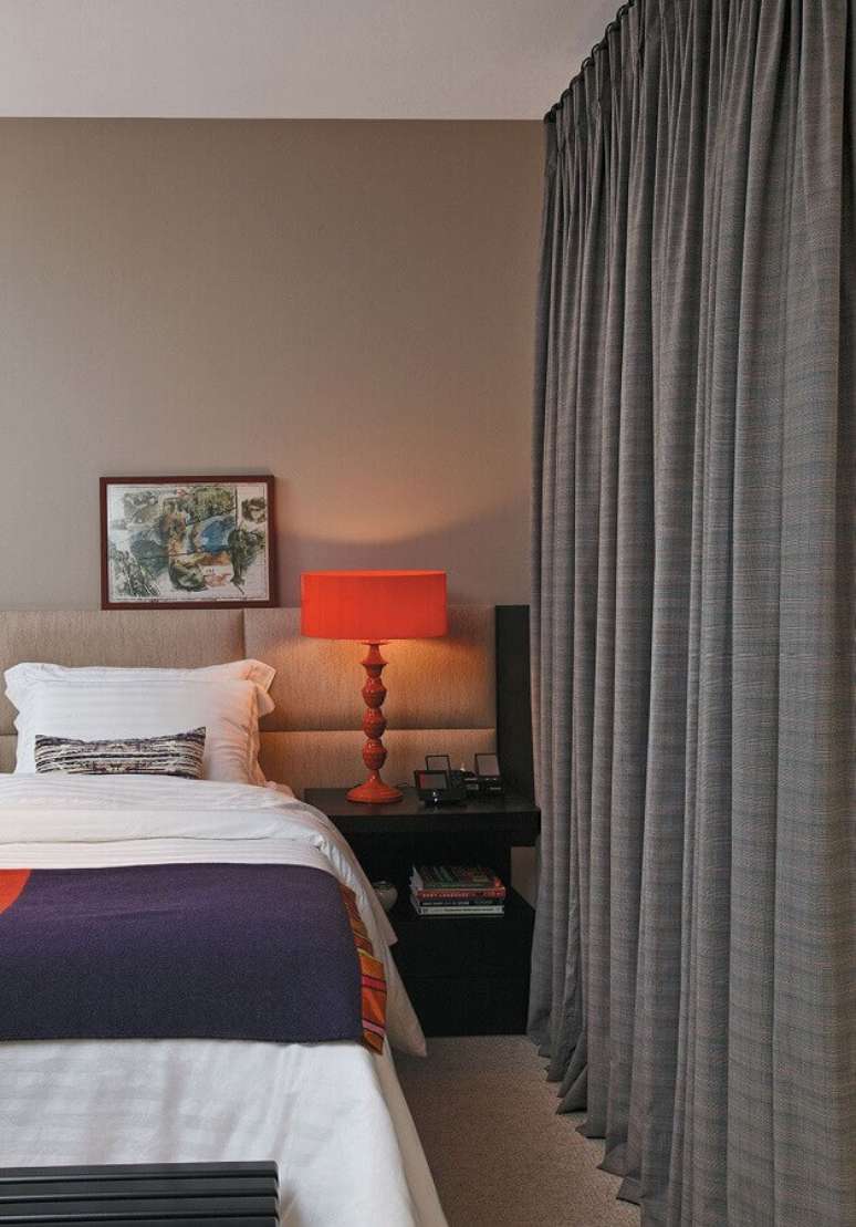 48. Abajur vermelho para decora&ccedil;&atilde;o de quarto bege e cinza com criado mudo preto &ndash; Foto: Home Fashion Trend